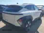 2025 Hyundai Kona SEL z VIN KM8HB3AB5SU329556, wystawiony jako IAAI lot #43510291 z przebiegiem 2 769 mil mil oraz . Historia ofert i sprzedaży dostępna na DreamBid. Obrazek 4.