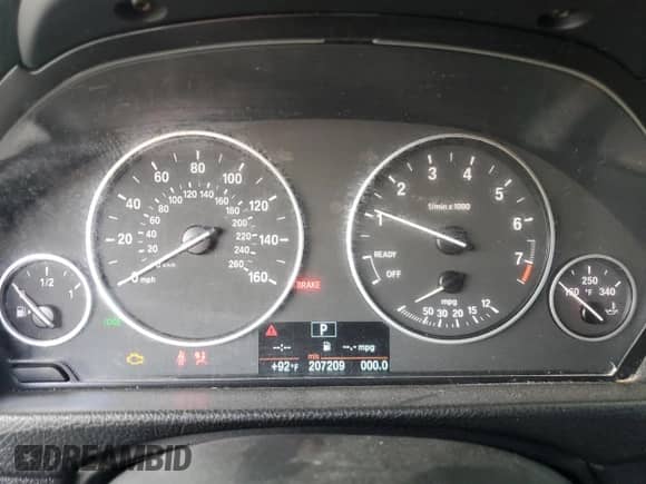 2013 BMW 3 Series 320i z VIN WBA3B1C5XDK129200, wystawiony jako Copart lot #62358385 z przebiegiem 207 209 mil mil oraz Czysty tytuł • Clean title. Historia ofert i sprzedaży dostępna na DreamBid. Obrazek 9.