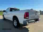 2018 Ram 1500 Tradesman z VIN 3C6JR6DT2JG122560, wystawiony jako Copart lot #66878625 z przebiegiem 171 115 mil mil oraz Czysty tytuł • Clean title. Historia ofert i sprzedaży dostępna na DreamBid. Obrazek 3.