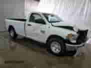 2022 Ram 1500 Tradesman z VIN 3C6JR6DG7NG395759, wystawiony jako Copart lot #66668685 z przebiegiem Nie podano mil oraz Czysty tytuł • Clean title. Historia ofert i sprzedaży dostępna na DreamBid. Obrazek 4.