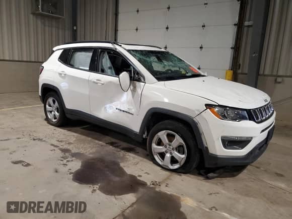 2018 Jeep Compass Latitude with VIN 3C4NJDBB9JT492251, listed as a Copart auction lot 63692595 with 82,820 mi miles and Salvage title. Bid and sale history available at DreamBid. Image 4.