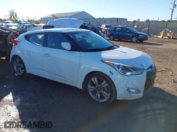 2013 Hyundai Veloster w/Gray Int z VIN KMHTC6ADXDU099462, wystawiony jako IAAI lot #43402124 z przebiegiem 199 223 mil mil oraz . Historia ofert i sprzedaży dostępna na DreamBid. Obrazek 1.