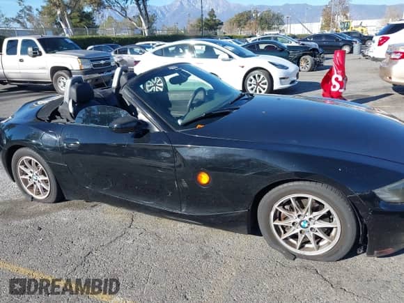 2004 BMW Z4 2.5i с VIN 4USBT33554LS52477, выставлен на аукционе IAAI как лот 41120153 с пробегом 125 585 миль миль и . История ставок и продаж доступна на DreamBid. Изображение 6.