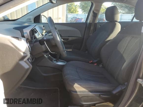 2014 Chevrolet Sonic LT z VIN 1G1JC5SH3E4221614, wystawiony jako Copart lot #84239695 z przebiegiem 161 081 mil mil oraz Szkoda całkowita • Salvage title. Historia ofert i sprzedaży dostępna na DreamBid. Obrazek 7.