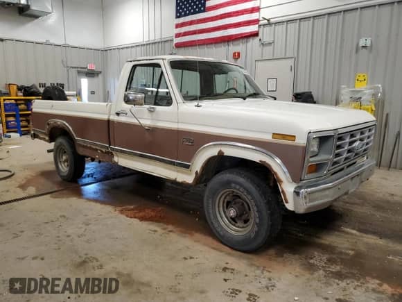 1986 Ford F-150 z VIN 1FTEF14N7GPB20380, wystawiony jako Copart lot #55316365 z przebiegiem 54 474 mil mil oraz Czysty tytuł • Clean title. Historia ofert i sprzedaży dostępna na DreamBid. Obrazek 4.