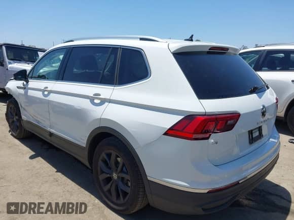 2024 Volkswagen Tiguan SE with VIN 3VVNB7AX4RM198923, listed as a IAAI auction lot 42312597 with 6,827 mi miles and . Bid and sale history available at DreamBid. Image 3.