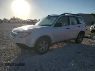 2012 Subaru Forester X z VIN JF2SHABC4CH424299, wystawiony jako Copart lot #81882635 z przebiegiem 117 918 mil mil oraz Czysty tytuł • Clean title. Historia ofert i sprzedaży dostępna na DreamBid. Obrazek 1.