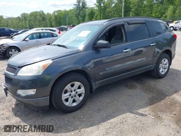 2009 Chevrolet Traverse LS z VIN 1GNEV13D79S111357, wystawiony jako IAAI lot #42401257 z przebiegiem 150 171 mil mil oraz . Historia ofert i sprzedaży dostępna na DreamBid. Obrazek 2.