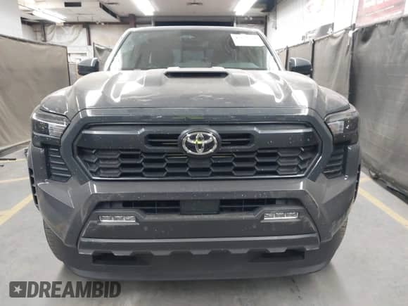 2024 Toyota Tacoma SR5 z VIN 3TMLB5JN7RM065128, wystawiony jako IAAI lot #42327526 z przebiegiem 8 385 mil mil oraz . Historia ofert i sprzedaży dostępna na DreamBid. Obrazek 12.