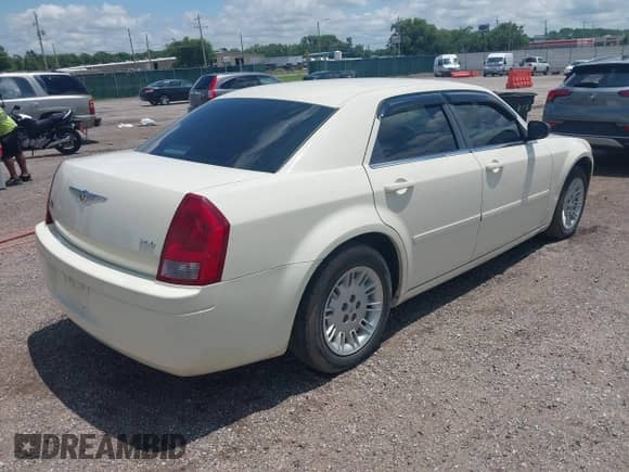 2006 Chrysler 300 with VIN 2C3KA43R56H505340, listed as a IAAI auction lot 42524646 with 134,283 mi miles and . Bid and sale history available at DreamBid. Image 4.