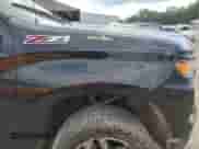 2024 Chevrolet Silverado 1500 Custom Trail Boss z VIN 3GCUDCE86RG359836, wystawiony jako Copart lot #54932715 z przebiegiem Nie podano mil oraz Szkoda całkowita • Salvage title. Historia ofert i sprzedaży dostępna na DreamBid. Obrazek 12.