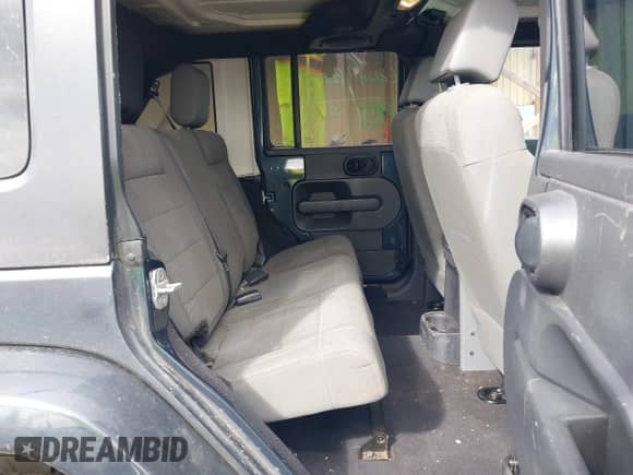 2007 Jeep Wrangler Unlimited Sahara z VIN 1J4GA59107L120503, wystawiony jako IAAI lot #42019384 z przebiegiem 230 965 mil mil oraz . Historia ofert i sprzedaży dostępna na DreamBid. Obrazek 8.