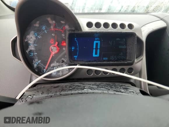 2012 Chevrolet Sonic LT z VIN 1G1JD5SB3C4180505, wystawiony jako Copart lot #62514245 z przebiegiem 165 994 mil mil oraz Nie do naprawy • Non repairable. Historia ofert i sprzedaży dostępna na DreamBid. Obrazek 9.