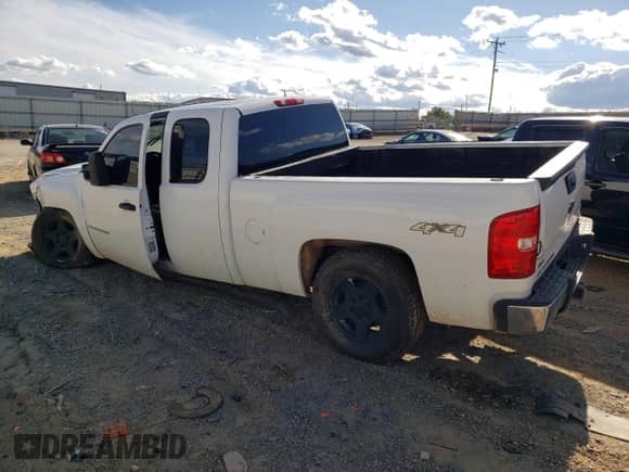 2007 Chevrolet Silverado 1500 1LT with VIN 1GCEK19027Z549701, listed as a Copart auction lot 85838275 with 301,904 mi miles and Salvage title. Bid and sale history available at DreamBid. Image 2.