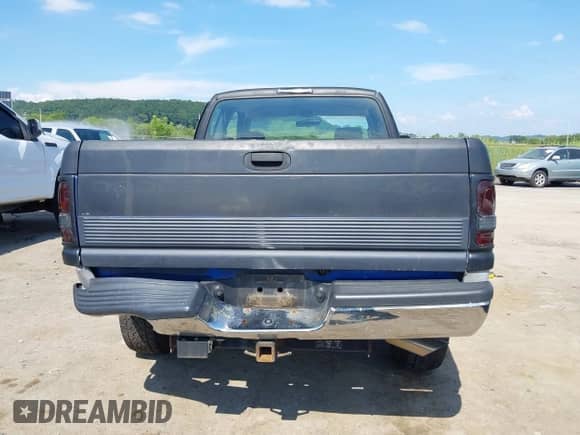 1996 Dodge 1500 z VIN 3B7HF13Z0TG175107, wystawiony jako IAAI lot #42721638 z przebiegiem 127 140 mil mil oraz . Historia ofert i sprzedaży dostępna na DreamBid. Obrazek 16.