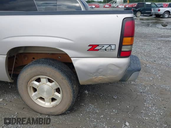 2005 GMC Sierra 1500 SLE with VIN 2GTEK13T951107216, listed as a IAAI auction lot 42628457 with 220,396 mi miles and . Bid and sale history available at DreamBid. Image 6.