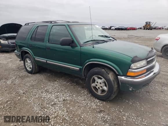 1999 Chevrolet Blazer LS z VIN 1GNDT13W8XK146103, wystawiony jako Copart lot #47923345 z przebiegiem 225 346 mil mil oraz Szkoda całkowita • Salvage title. Historia ofert i sprzedaży dostępna na DreamBid. Obrazek 4.