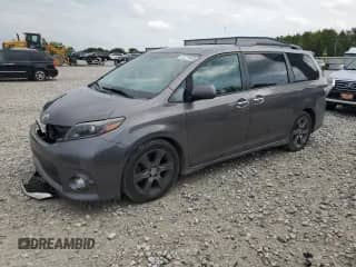 2016 Toyota Sienna SE z VIN 5TDXK3DC9GS755928, wystawiony jako Copart lot #81271945 z przebiegiem 158 330 mil mil oraz Czysty tytuł • Clean title. Historia ofert i sprzedaży dostępna na DreamBid. Obrazek 1.