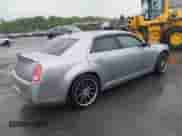 2013 Chrysler 300 S с VIN 2C3CCABT5DH660784, выставлен на аукционе IAAI как лот 42308116 с пробегом 150 587 миль миль и . История ставок и продаж доступна на DreamBid. Изображение 4.