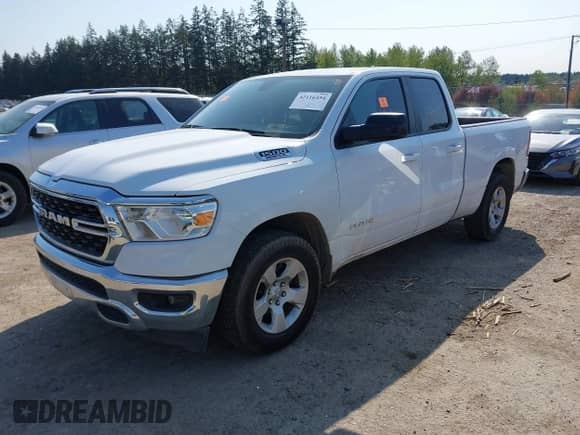 2022 Ram 1500 Big Horn z VIN 1C6RREBT5NN273048, wystawiony jako IAAI lot #42229009 z przebiegiem 58 448 mil mil oraz . Historia ofert i sprzedaży dostępna na DreamBid. Obrazek 2.