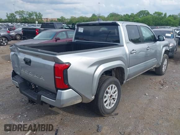 2024 Toyota Tacoma SR5 z VIN 3TMKB5FN2RM000305, wystawiony jako IAAI lot #42108145 z przebiegiem Nie podano mil oraz . Historia ofert i sprzedaży dostępna na DreamBid. Obrazek 4.