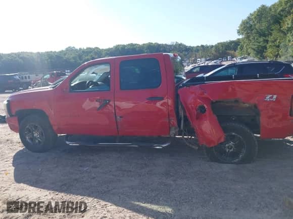 2011 Chevrolet Silverado 1500 LT z VIN 3GCPKSE33BG218147, wystawiony jako IAAI lot #43324112 z przebiegiem 83 575 mil mil oraz . Historia ofert i sprzedaży dostępna na DreamBid. Obrazek 14.