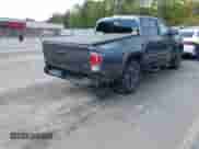 2023 Toyota Tacoma SR z VIN 3TMCZ5AN3PM613358, wystawiony jako IAAI lot #43211852 z przebiegiem 25 287 mil mil oraz . Historia ofert i sprzedaży dostępna na DreamBid. Obrazek 4.