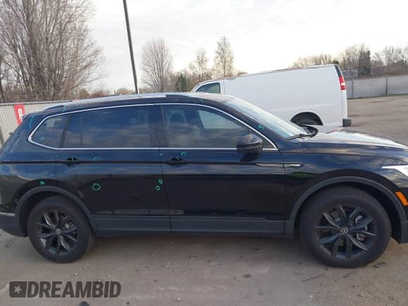 2024 Volkswagen Tiguan SE с VIN 3VVMB7AX6RM176241, выставлен на аукционе IAAI как лот 41835966 с пробегом 2 269 миль миль и . История ставок и продаж доступна на DreamBid. Изображение 14.