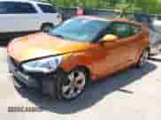 2013 Hyundai Veloster w/Black Int z VIN KMHTC6AD8DU175373, wystawiony jako IAAI lot #42567057 z przebiegiem 141 693 mil mil oraz . Historia ofert i sprzedaży dostępna na DreamBid. Obrazek 2.