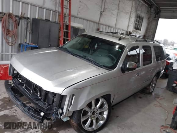 2011 Chevrolet Suburban LTZ z VIN 1GNSCKE05BR179971, wystawiony jako IAAI lot #41510322 z przebiegiem 223 741 mil mil oraz . Historia ofert i sprzedaży dostępna na DreamBid. Obrazek 2.