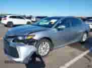 2023 Toyota Camry LE z VIN 4T1R11AK2PU828477, wystawiony jako IAAI lot #43449545 z przebiegiem 8 235 mil mil oraz . Historia ofert i sprzedaży dostępna na DreamBid. Obrazek 2.