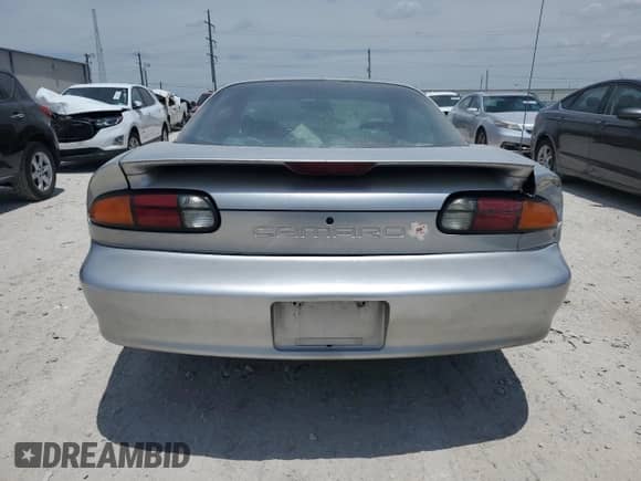 2002 Chevrolet Camaro z VIN 2G1FP22K822162419, wystawiony jako Copart lot #61102854 z przebiegiem 138 263 mil mil oraz Czysty tytuł • Clean title. Historia ofert i sprzedaży dostępna na DreamBid. Obrazek 6.
