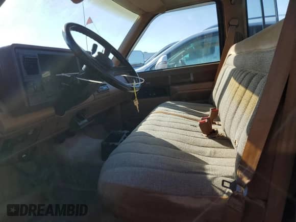 1989 Chevrolet Silverado 1500 с VIN 1GCDC14KXKZ106030, выставлен на аукционе Copart как лот 44542865 с пробегом 360 999 миль миль и Списание • Salvage title. История ставок и продаж доступна на DreamBid. Изображение 7.