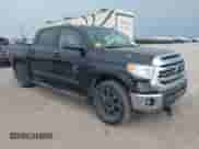 2017 Toyota Tundra SR5 z VIN 5TFEW5F10HX221912, wystawiony jako IAAI lot #42268725 z przebiegiem 92 588 mil mil oraz . Historia ofert i sprzedaży dostępna na DreamBid. Obrazek 1.