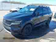 2023 Kia Sorento X-Line S z VIN 5XYRLDLC1PG165863, wystawiony jako IAAI lot #41952392 z przebiegiem 74 827 mil mil oraz . Historia ofert i sprzedaży dostępna na DreamBid. Obrazek 2.