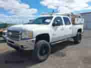 2011 Chevrolet Silverado 2500HD LT z VIN 1GC1KXC89BF229446, wystawiony jako IAAI lot #43020409 z przebiegiem 323 387 mil mil oraz . Historia ofert i sprzedaży dostępna na DreamBid. Obrazek 2.