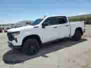 2024 Chevrolet Silverado 1500 Custom Trail Boss z VIN 3GCUDCE87RG454311, wystawiony jako Copart lot #66486955 z przebiegiem 3 402 mil mil oraz Szkoda całkowita • Salvage title. Historia ofert i sprzedaży dostępna na DreamBid. Obrazek 1.