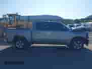 2019 Ram 1500 Big Horn z VIN 1C6RRFFG1KN780429, wystawiony jako IAAI lot #43109966 z przebiegiem 59 374 mil mil oraz . Historia ofert i sprzedaży dostępna na DreamBid. Obrazek 14.