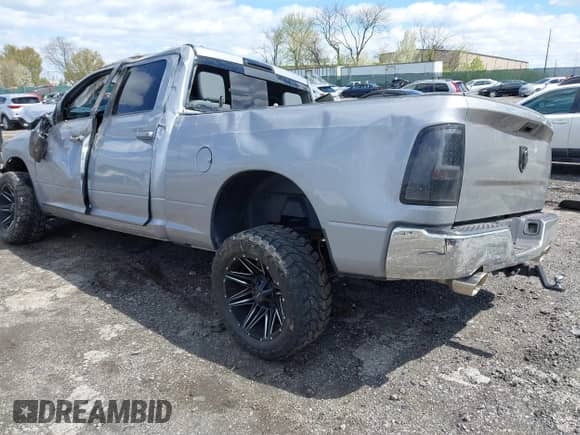 2019 Ram 1500 SLT z VIN 1C6RR7TT8KS695788, wystawiony jako IAAI lot #41983397 z przebiegiem Nie podano mil oraz . Historia ofert i sprzedaży dostępna na DreamBid. Obrazek 3.