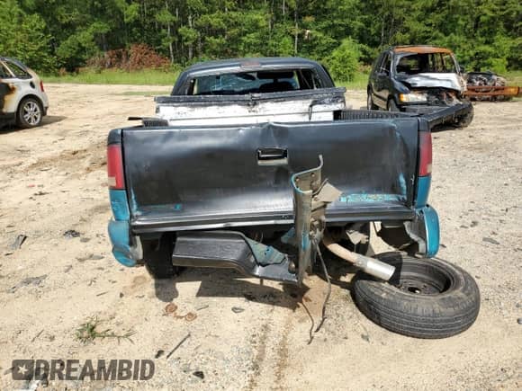 1996 Chevrolet S-10 LS z VIN 1GCCS19XXTK147111, wystawiony jako Copart lot #64238595 z przebiegiem 194 897 mil mil oraz Szkoda całkowita • Salvage title. Historia ofert i sprzedaży dostępna na DreamBid. Obrazek 6.