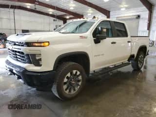 2024 Chevrolet Silverado 2500HD Custom с VIN 2GC4YME7XR1142381, выставлен на аукционе Copart как лот 71051495 с пробегом 8 363 миль миль и Списание • Salvage title. История ставок и продаж доступна на DreamBid. Изображение 1.