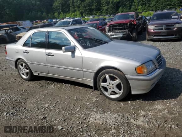 1998 Mercedes-Benz C 230/260/280/320 z VIN WDBHA23G6WA554827, wystawiony jako Copart lot #64129885 z przebiegiem 135 990 mil mil oraz Nie do naprawy • Non repairable. Historia ofert i sprzedaży dostępna na DreamBid. Obrazek 4.