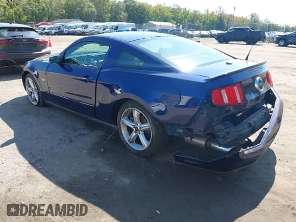 2012 Ford Mustang GT Premium z VIN 1ZVBP8CF1C5277764, wystawiony jako IAAI lot #43191730 z przebiegiem 52 459 mil mil oraz . Historia ofert i sprzedaży dostępna na DreamBid. Obrazek 3.