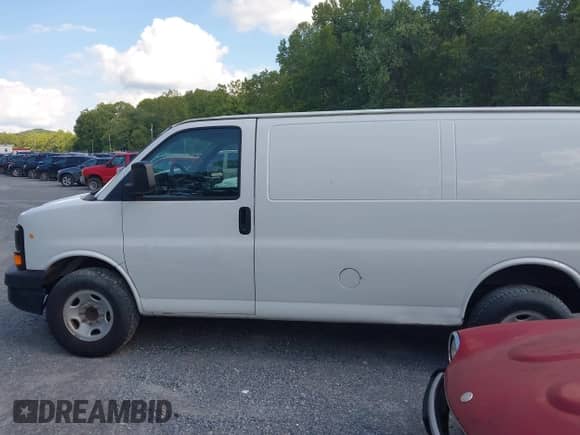 2013 Chevrolet Express Cargo z VIN 1GCWGFBA1D1114412, wystawiony jako IAAI lot #42813656 z przebiegiem 203 700 mil mil oraz . Historia ofert i sprzedaży dostępna na DreamBid. Obrazek 14.