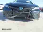 2022 Toyota Camry Hybrid XSE z VIN 4T1K31AK4NU579480, wystawiony jako IAAI lot #41709133 z przebiegiem 66 968 mil mil oraz . Historia ofert i sprzedaży dostępna na DreamBid. Obrazek 6.