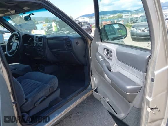 2000 Chevrolet Blazer LT with VIN 1GNDT13W2Y2196092, listed as a IAAI auction lot 42422295 with 153,780 mi miles and . Bid and sale history available at DreamBid. Image 5.