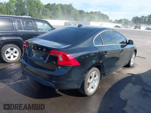 2013 Volvo S60 T5 Premier z VIN YV1612FS0D1213942, wystawiony jako IAAI lot #42667474 z przebiegiem 175 094 mil mil oraz . Historia ofert i sprzedaży dostępna na DreamBid. Obrazek 4.