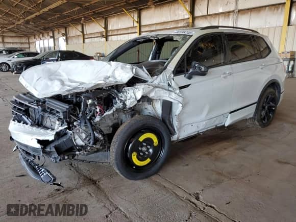 2024 Volkswagen Tiguan SE R-Line Black z VIN 3VVCB7AX6RM011544, wystawiony jako Copart lot #66198745 z przebiegiem 23 609 mil mil oraz Szkoda całkowita • Salvage title. Historia ofert i sprzedaży dostępna na DreamBid. Obrazek 1.