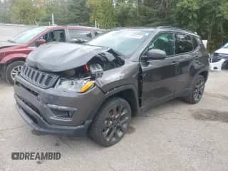 2021 Jeep Compass Latitude z VIN 3C4NJDBB0MT568279, wystawiony jako Copart lot #81084915 z przebiegiem 162 828 mil mil oraz Szkoda całkowita • Salvage title. Historia ofert i sprzedaży dostępna na DreamBid. Obrazek 1.
