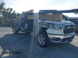 2025 Ram 1500 Big Horn z VIN 1C6RRFFG5SN548576, wystawiony jako IAAI lot #41990359 z przebiegiem 4 866 mil mil oraz . Historia ofert i sprzedaży dostępna na DreamBid. Obrazek 1.